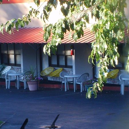 Lansdowne Capricorn Motel Royale 1000 Islands מראה חיצוני תמונה