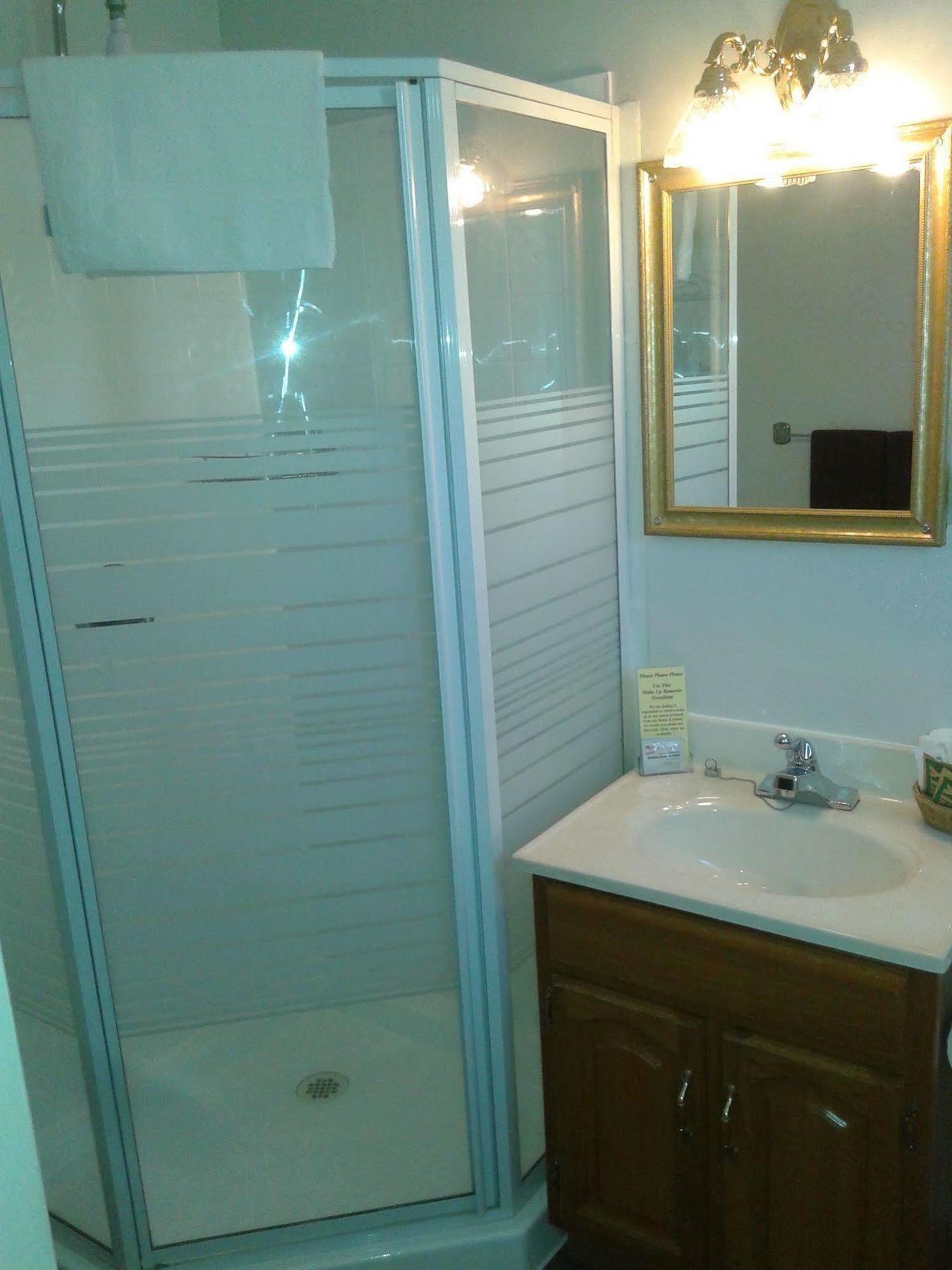 Lansdowne Capricorn Motel Royale 1000 Islands מראה חיצוני תמונה