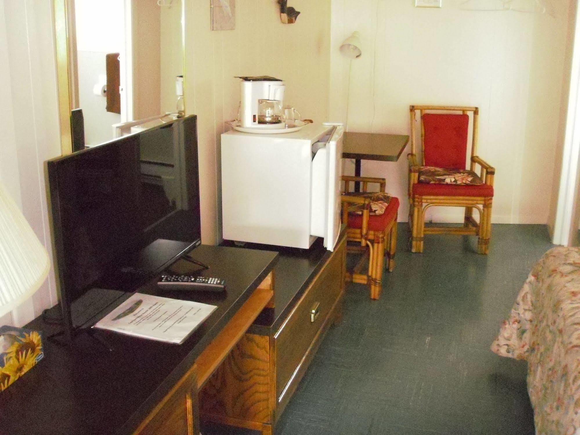 Lansdowne Capricorn Motel Royale 1000 Islands מראה חיצוני תמונה