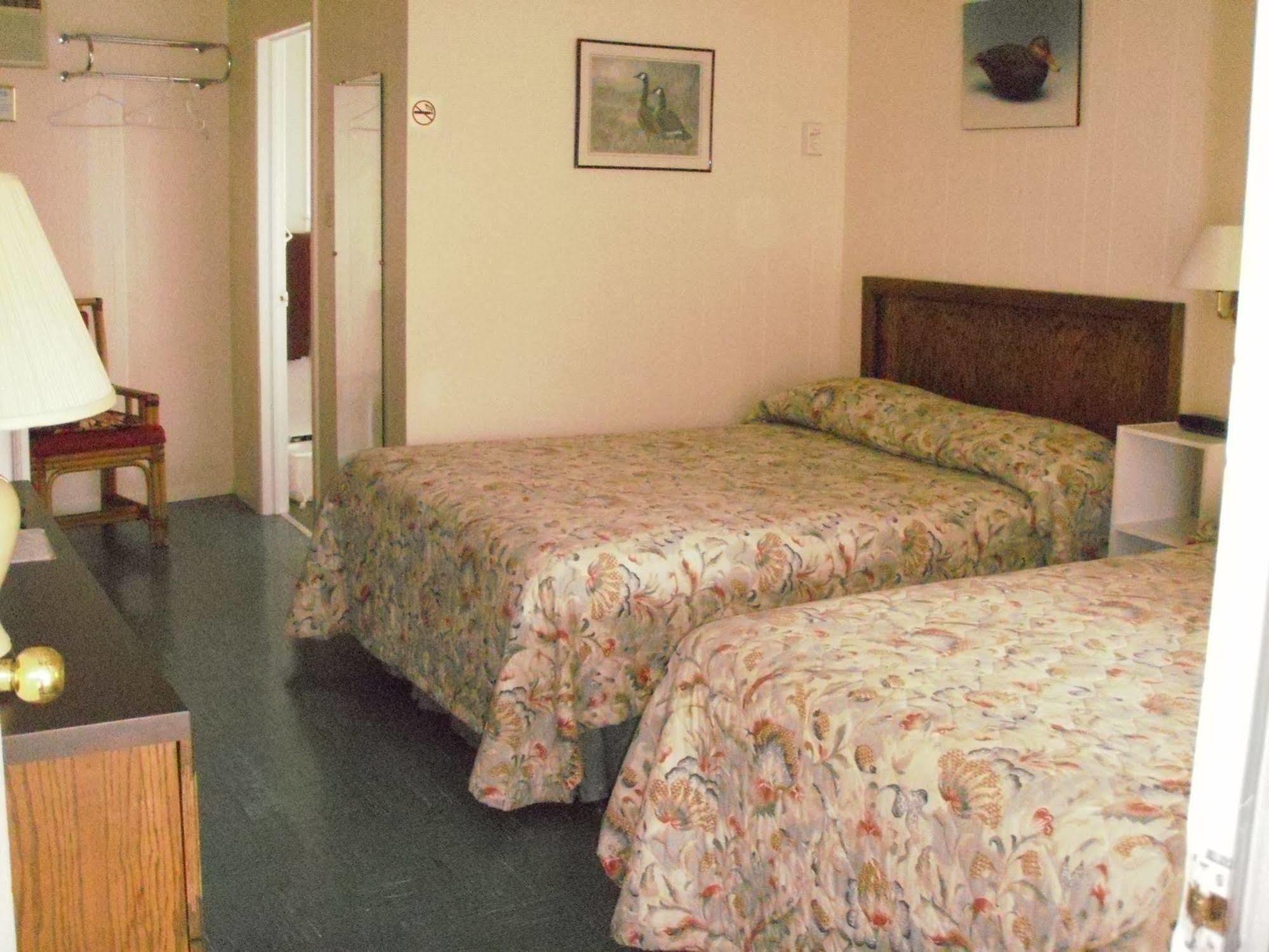 Lansdowne Capricorn Motel Royale 1000 Islands מראה חיצוני תמונה