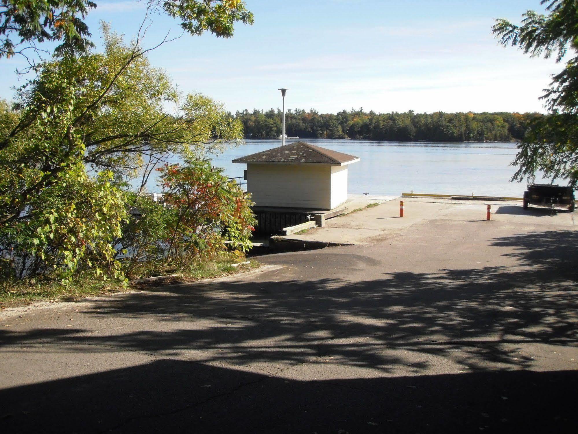 Lansdowne Capricorn Motel Royale 1000 Islands מראה חיצוני תמונה
