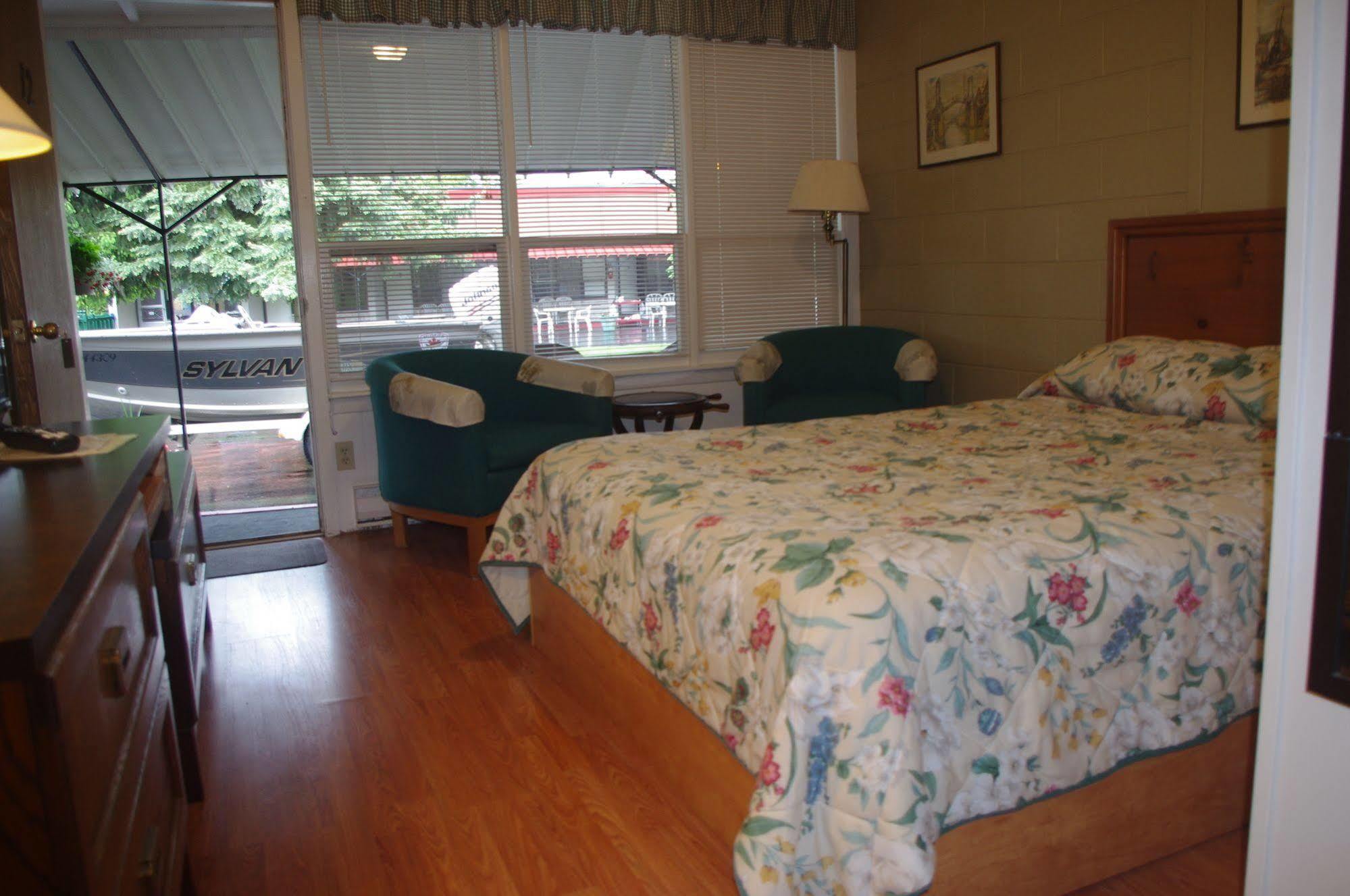 Lansdowne Capricorn Motel Royale 1000 Islands מראה חיצוני תמונה